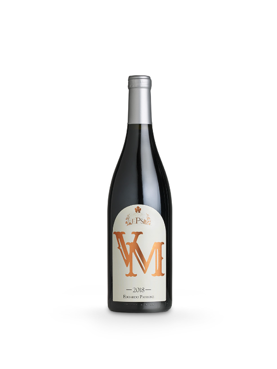 Бутылка Vigna Maggiore, красное вино Edoardo Patrone, вид спереди на белом фоне.