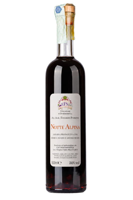 Flasche Notte Alpina Edoardo Patrone, Bitter mit Kräutern und aromatischen Wurzeln, 500 ml, 30 % vol, vor dunklem Hintergrund.