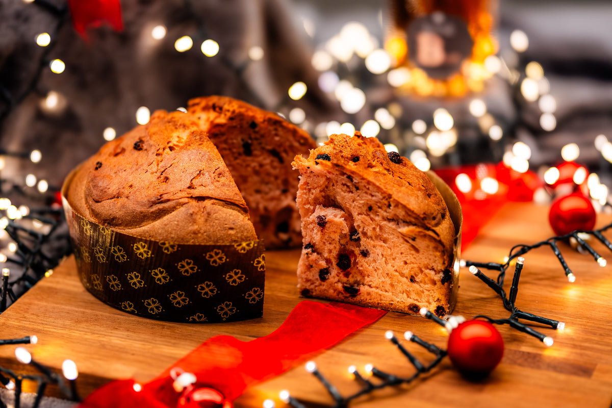 Разрезанный Panettone Rosa al Basin, вид мякиша и красных ягод.